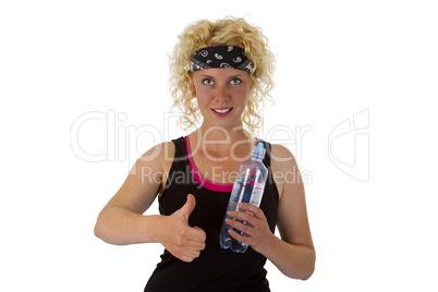 Sportliche Frau mit Flasche Wasser