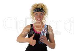 Sportliche Frau mit Flasche Wasser