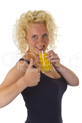 Junge Frau mit einem Glas Orangensaft