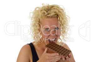 Junge Frau isst Tafel Schokolade