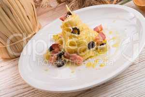 tagliatelle with bacon and blacken to olive ones