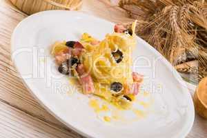 tagliatelle with bacon and blacken to olive ones