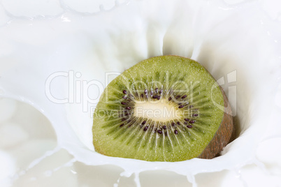 Kiwi splash in milk