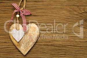 Großes und kleines Herz aus Holz