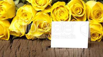 Gelbe Rosen mit einem beschreibbaren Karte