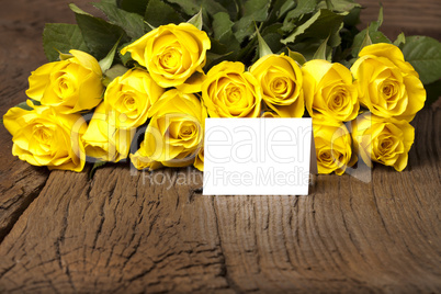 Gelbe Rosen mit einem beschreibbaren Karte
