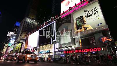 Times Square New York Manhatten bei Nacht, fahrende Taxen