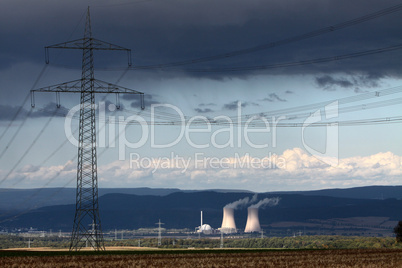 Gewitterwolken über dem Kernkraftwerk Grohnde in Niedersachsen