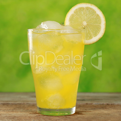 Kalte Orangenlimonade