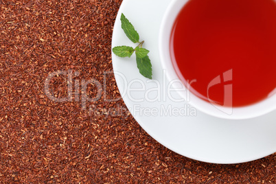 Rooibos Tee mit einer Melisse