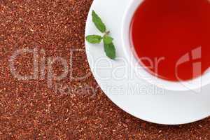 Rooibos Tee mit einer Melisse