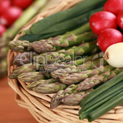 Frischer Spargel in einem Korb