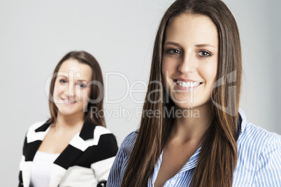 portrait eines weiblichen teenagers vor ihrer freundin