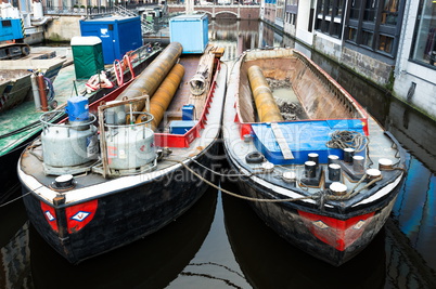 Bauboote in einem Hamburger Alsterfleet