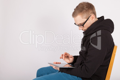 Ein junger Mann arbeitet mit einem Tablet-PC