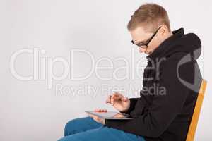 Ein junger Mann arbeitet mit einem Tablet-PC