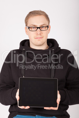 Ein junger Mann hält seinen Tablet-PC in die Kamera