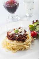 Spaghetti mit Sauce Bolognese und Basilikum