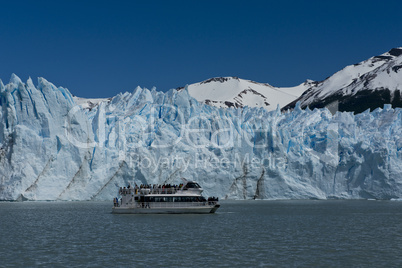 Boat in front of the Glacier Perito Moreno