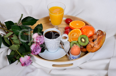 Frühstück am Morgen im Bett