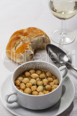 frische Brühe mit Backerbsen