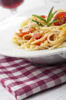 Spaghetti mit Tomaten, Käse und Basilikum