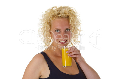 Junge Frau mit einem Glas Orangensaft