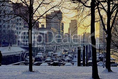 Sonnenuntergang im winterlichen  Düsseldorfer Medienhafen mit d