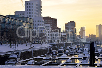Sonnenuntergang im winterlichen Düsseldorfer Medienhafen mit de