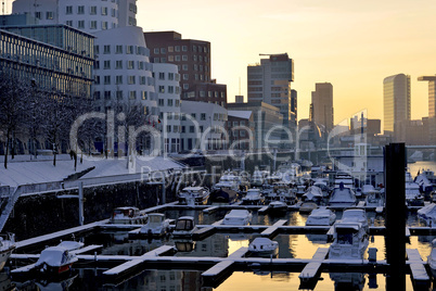 Sonnenuntergang im winterlichen Düssedlorfer Medienhafen