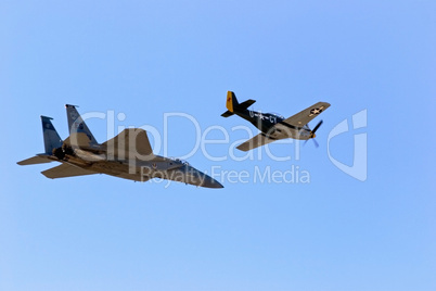 Aircraft F-15 Eagle and P-51 Mustan