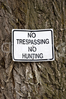 Sign no trespassing no hunting on t