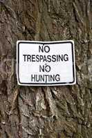 Sign no trespassing no hunting on t