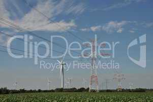 Stromleitung und Windkraftanlage