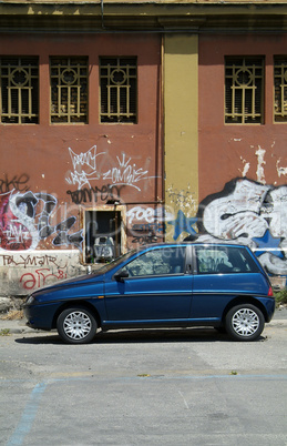 Lancia Ypsilon parked in front of g