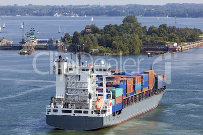 Containerschiff auf dem Nord-Ostsee-Kanal bei Kiel, Deutschland