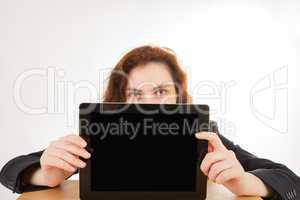 Eine junge Frau hält ihren Tablet-PC in die Kamera