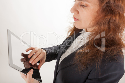 Eine junge Frau arbeitet mit ihren Tablet-PC