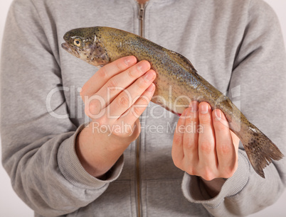 Ein Mann hat einen Fisch in der Hand