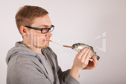 Ein Mann hat einen Fisch in der Hand