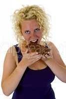 Junge Frau isst Tafel Schokolade