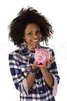 Afroamerikanerin mit Sparschwein