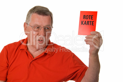 Alter Mann zeigt rote Karte