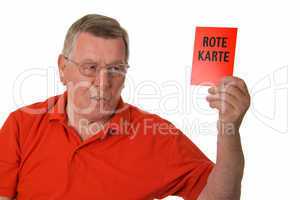 Alter Mann zeigt rote Karte
