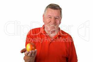 Alter Mann hält Apfel