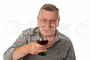 Alter Mann trinkt Rotwein