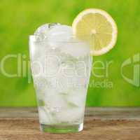 Glas mit Mineralwasser und einer Zitrone