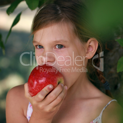 Mädchen beisst in einen Apfel