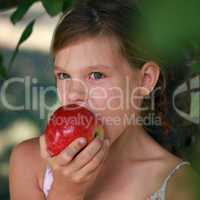 Mädchen beisst in einen Apfel