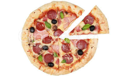 Geschnittene Pizza mit Salami, Schinken und Champignons